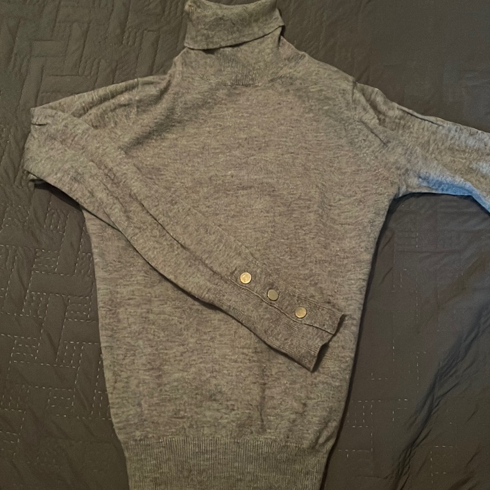 Grey turtle neck! Perfect for fall! Size small